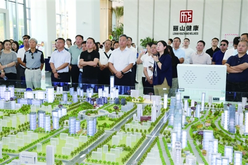 考察团一行在丽山国际细胞医学产业园了解生物医药产业载体建设 本专题摄影记者 张效嘉 褚洪卿